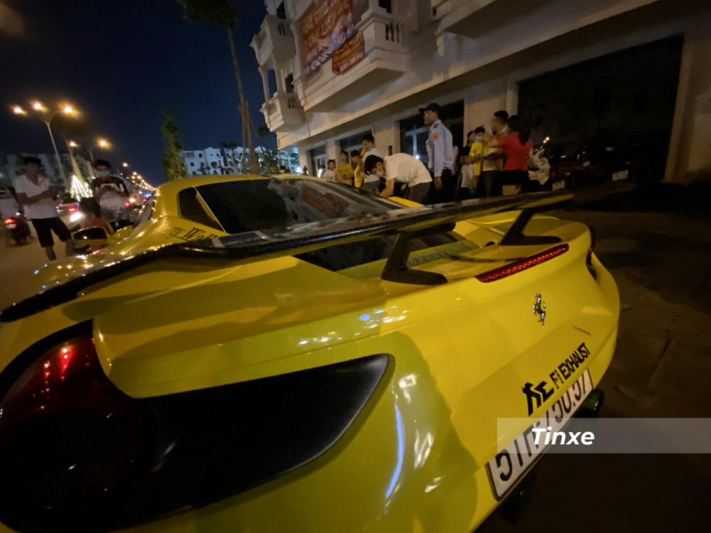Hãng độ Liberty Walk cung cấp hai cánh gió đuôi cho siêu xe Ferrari 488 GTB bao gồm một cánh gió tầm thấp và một siêu cánh gió được gắn từ nửa đuôi xe kéo dài lên rất hầm hố. Tuy nhiên, cánh gió đuôi trên chiếc siêu xe Ferrari 488 GTB độ Liberty Walk độc nhất Việt Nam lại được chủ nhân lấy từ bản độ trước đó của xe là Novitec Rosso. Hãng độ Liberty Walk cung cấp hai cánh gió đuôi cho siêu xe Ferrari 488 GTB bao gồm một cánh gió tầm thấp và một siêu cánh gió được gắn từ nửa đuôi xe kéo dài lên rất hầm hố. Tuy nhiên, cánh gió đuôi trên chiếc siêu xe Ferrari 488 GTB độ Liberty Walk độc nhất Việt Nam lại được chủ nhân lấy từ bản độ trước đó của xe là Novitec Rosso.