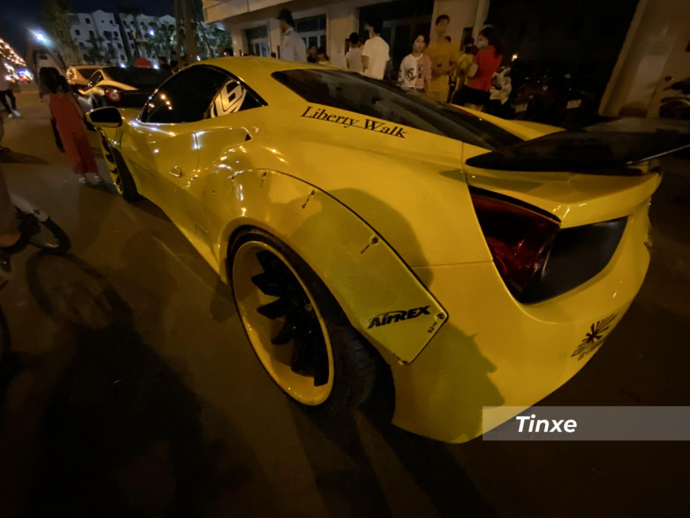Khá đáng tiếc là hãng độ Liberty Walk chỉ tập trung vào gói nâng cấp ngoại hình và phuộc cho các siêu xe độ của mình. Cũng chính vì thế, cả 4 siêu xe độ Liberty Walk tại Việt Nam đều không được Khá đáng tiếc là hãng độ Liberty Walk chỉ tập trung vào gói nâng cấp ngoại hình và phuộc cho các siêu xe độ của mình. Cũng chính vì thế, cả 4 siêu xe độ Liberty Walk tại Việt Nam đều không được thông nòng động cơ. Siêu xe Ferrari 488 GTB độ Liberty Walk độc nhất Việt Nam vẫn sử dụng khối động cơ V8, tăng áp kép, dung tích 3.9 lít như bản tiêu chuẩn. Trái tim này sản sinh ra công suất tối đa 661 mã lực tại vòng tua 8.000 vòng/phút và mô-men xoắn cực đại đạt 760 Nm tại vòng tua 3.000 vòng/phút.