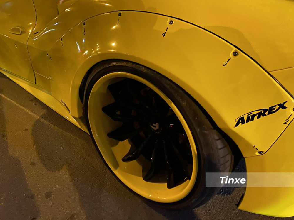 Cuối cùng là bộ mâm độ Forgiato của chiếc siêu xe Ferrari 488 GTB độ Liberty Walk có một không hai tại dải đất hình chữ S được khoác màu vàng bóng ở viền mâm nhằm tạo tính tương phản tốt hơn khi các chấu mâm độ được sơn đen. Cuối cùng là bộ mâm độ Forgiato của chiếc siêu xe Ferrari 488 GTB độ Liberty Walk có một không hai tại dải đất hình chữ S được khoác màu vàng bóng ở viền mâm nhằm tạo tính tương phản tốt hơn khi các chấu mâm độ được sơn đen.