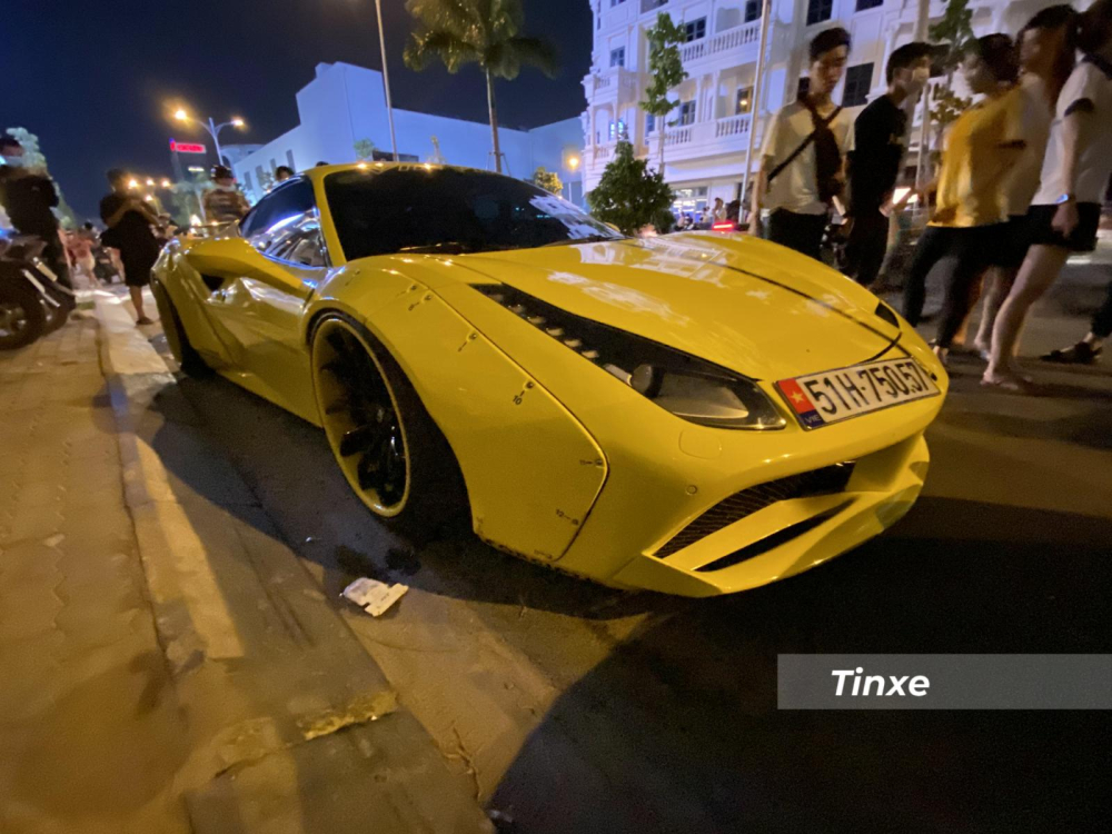 Những chiếc siêu xe mang gói độ Liberty Walk có những dấu hiệu nhận biết rất riêng biệt. Bên hông đầu xe chiếc Ferrari 488 GTB lúc mới mang gói độ Liberty Walk còn xuất hiện hai vây cá bằng carbon cỡ lớn nhưng hiện tại chi tiết này đã được tháo khỏi xe. Những chiếc siêu xe mang gói độ Liberty Walk có những dấu hiệu nhận biết rất riêng biệt. Bên hông đầu xe chiếc Ferrari 488 GTB lúc mới mang gói độ Liberty Walk còn xuất hiện hai vây cá bằng carbon cỡ lớn nhưng hiện tại chi tiết này đã được tháo khỏi xe.