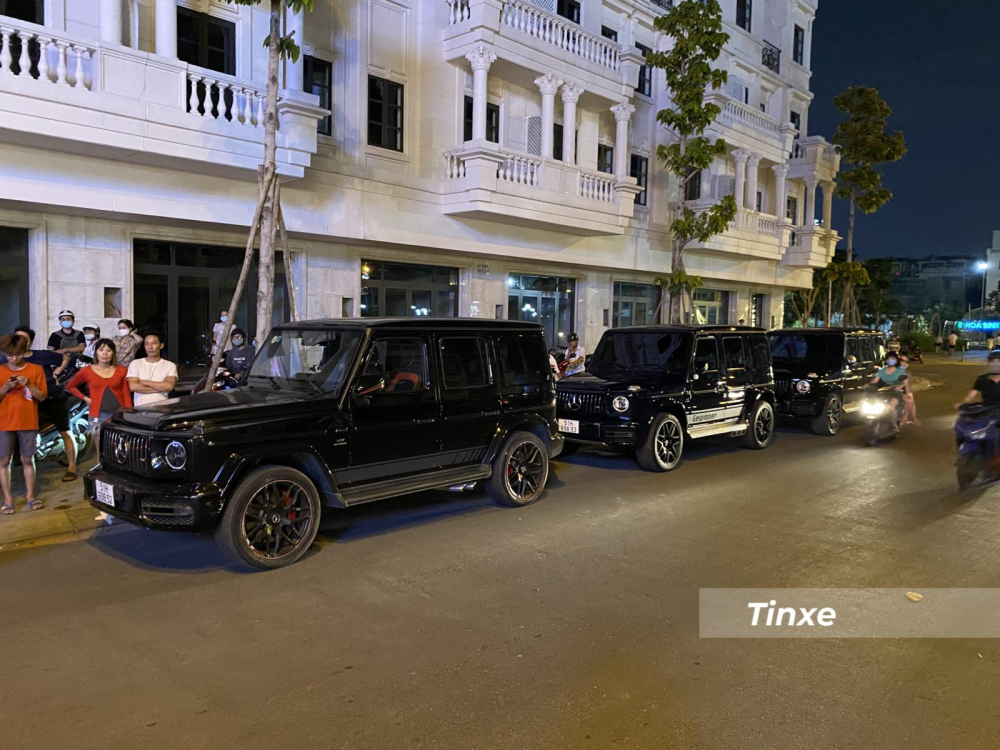 C&ograve;n đ&acirc;y l&agrave; h&igrave;nh ảnh 3 chiếc xe SUV hạng sang Mercedes-AMG G63 xếp h&agrave;ng d&agrave;i tr&ecirc;n đường phố quận G&ograve; Vấp