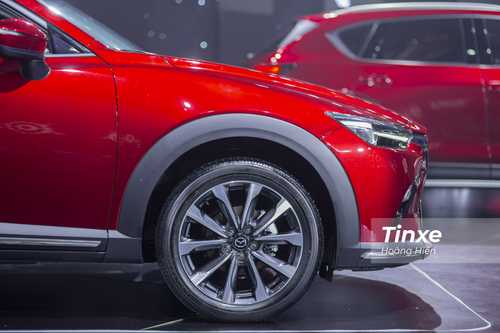 Mazda CX-3 được trang bị v&agrave;nh họp kim đa chấu k&iacute;ch thước tới 18 inch.