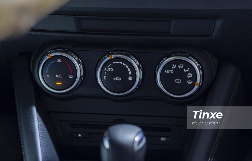 Mazda CX-3 chỉ được trang bị điều ho&agrave; tự động một v&ugrave;ng.