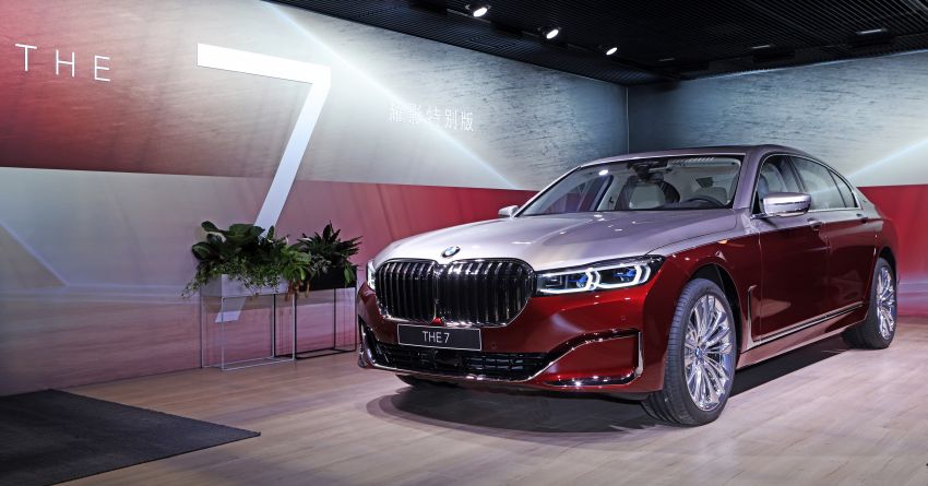 Ngoại thất BMW 7 Series Two-Tone mang hai t&ocirc;ng m&agrave;u Bạc Đỏ chủ đạo