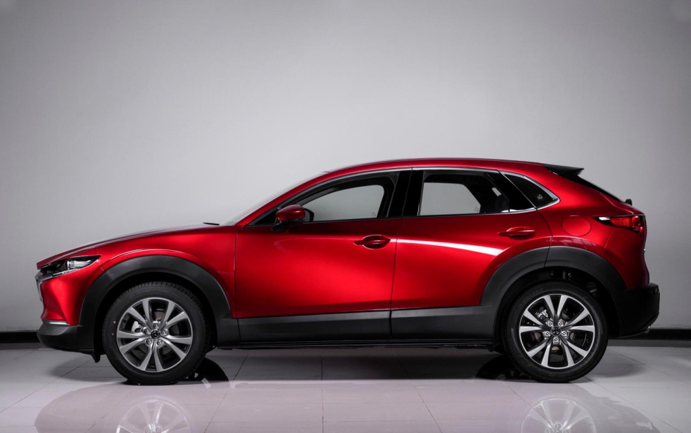 Đều sử dụng mâm 18 inch nhưng Mazda CX-30 có khoảng sáng gầm lớn hơn hẳn Toyota Corolla Cross.