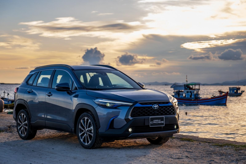 Thiết kế của Toyota Corolla Cross vay mượn khá nhiều đường nét khỏe khoắn từ người anh Toyota RAV4.