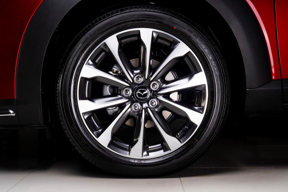 Bản Luxury v&agrave; Premium của Mazda CX-3 sử dụng chung m&acirc;m hợp kim 18 inch.
