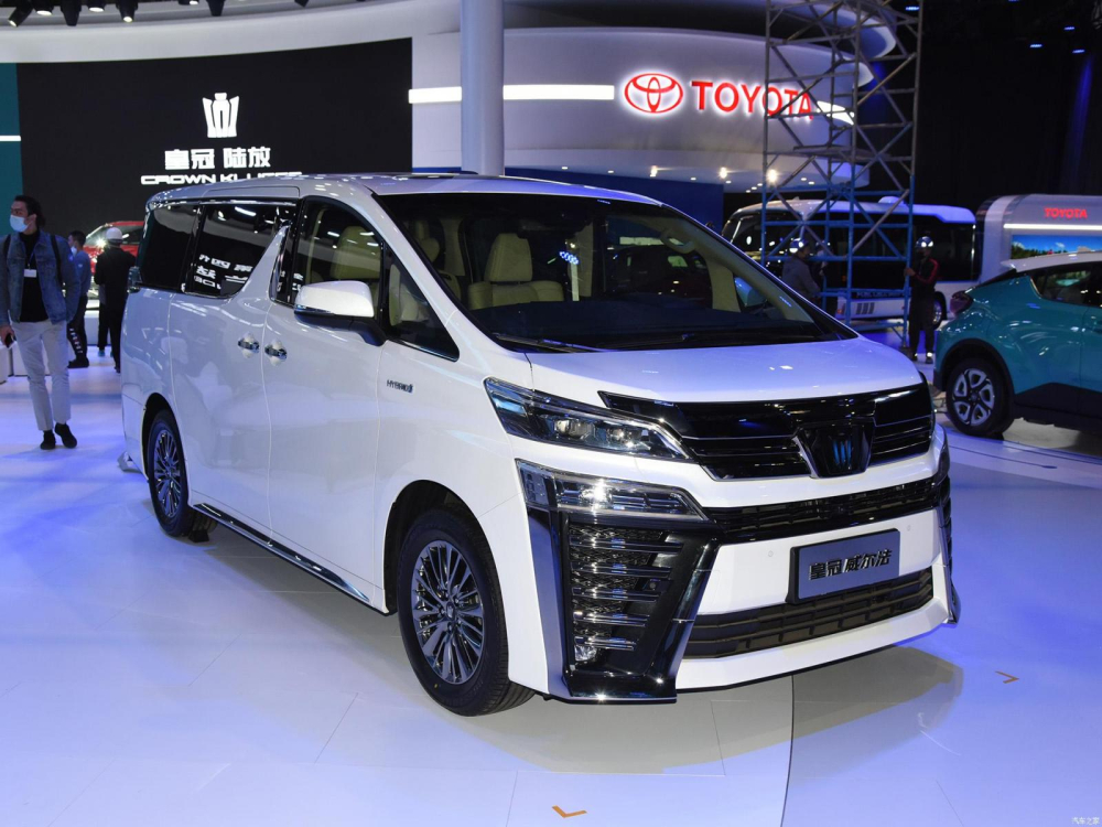 Ph&iacute;a trước của Toyota Crown Vellfire