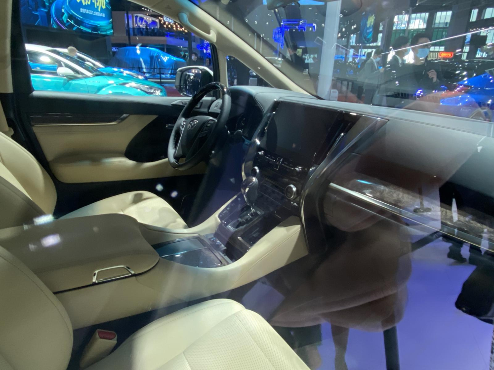 Nội thất của Toyota Crown Vellfire