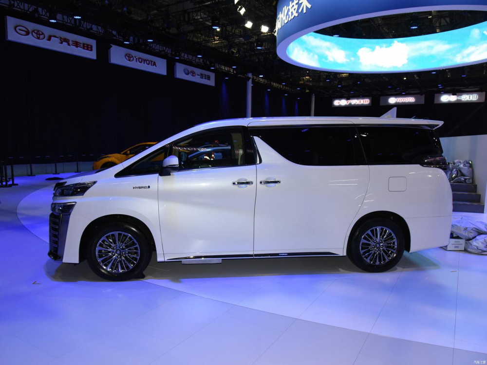 Ph&iacute;a sườn của Toyota Crown Vellfire