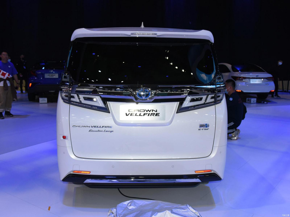Đu&ocirc;i xe Toyota Crown Vellfire