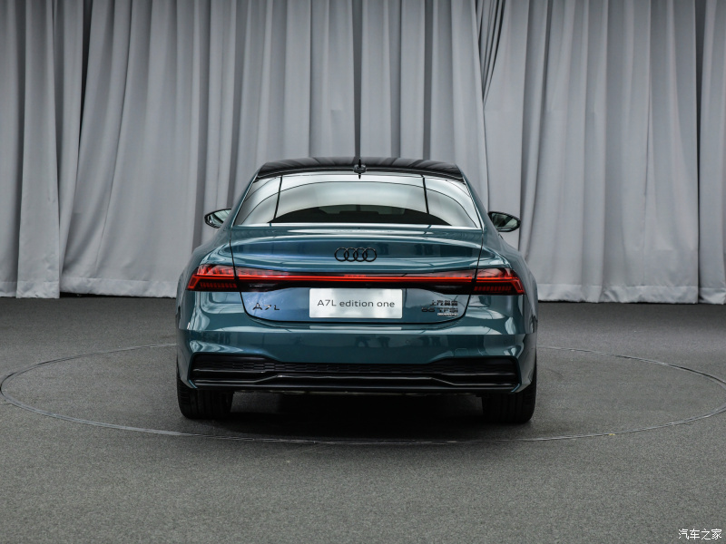 Audi A7L 2021 nh&igrave;n từ ph&iacute;a sau