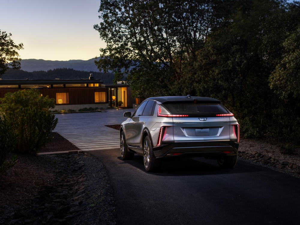Cadillac Lyriq 2023 nh&igrave;n từ ph&iacute;a sau