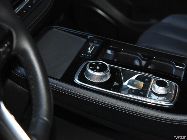 N&uacute;m xoay chuyển số của Ford Equator 2021