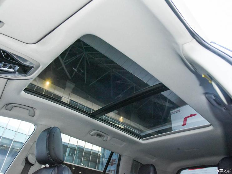 Cửa sổ trời to&agrave;n cảnh của Ford Equator 2021