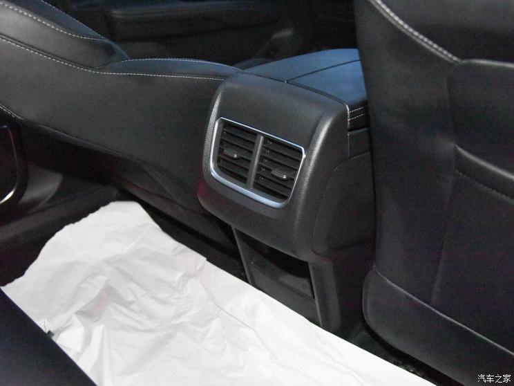 H&agrave;ng ghế thứ 2 của Ford Equator 2021 bản 5 chỗ
