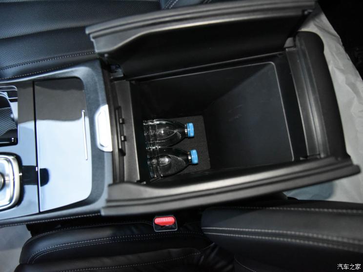 Ngăn chứa đồ rộng dưới bệ t&igrave; tay trung t&acirc;m của Ford Equator 2021
