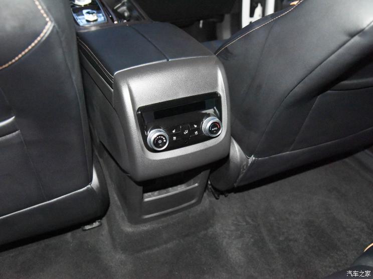 H&agrave;ng ghế thứ 2 của Ford Equator 2021 bản 7 chỗ