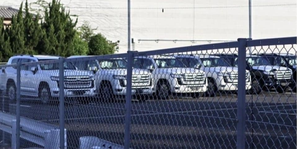 Lô xe Toyota Land Cruiser thế hệ mới bị chụp khi đang nằm trong bãi đỗ