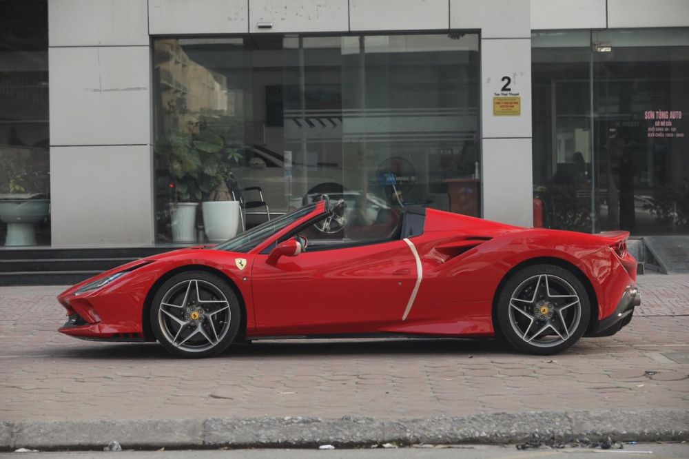 Ferrari F8 Spider thứ 2 về nước