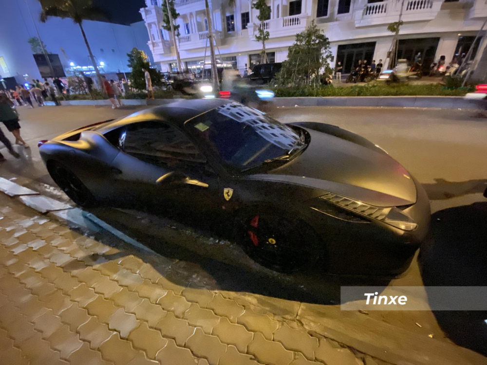 Xe nguyên bản có màu sơn đỏ Rosso Corsa