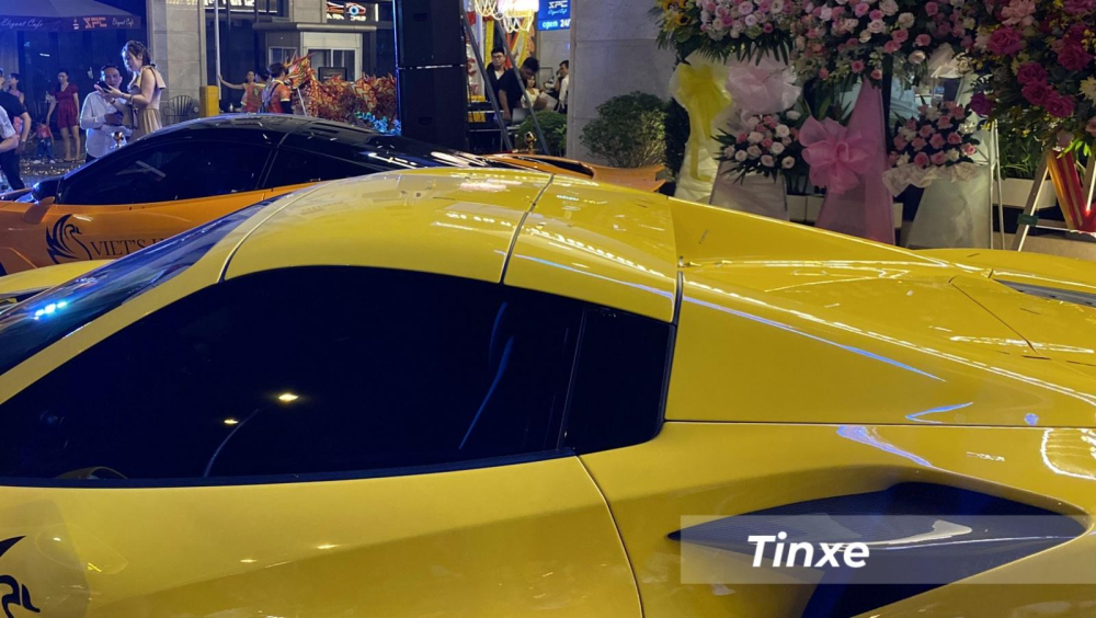 Mui xếp cứng trên siêu xe mui trần Ferrari F8 Spider chỉ mất 14 giây để hạ mui
