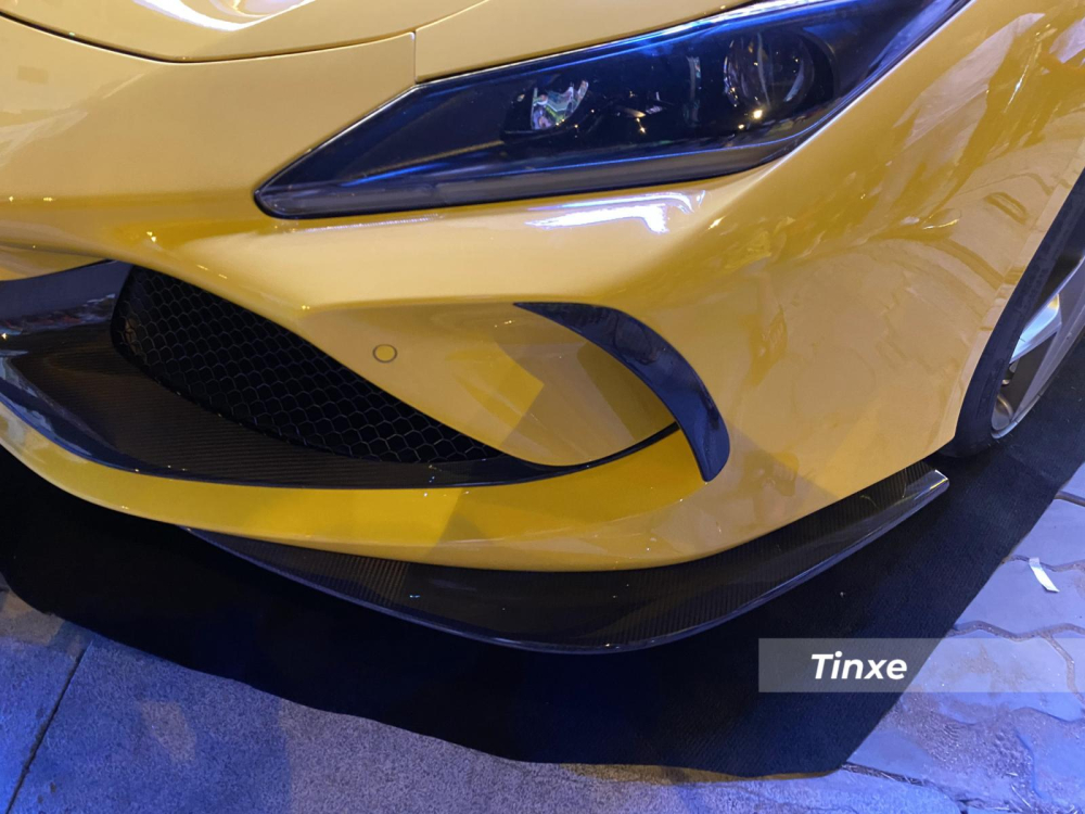 Xe có cánh lướt gió carbon, ốp hốc gió carbon