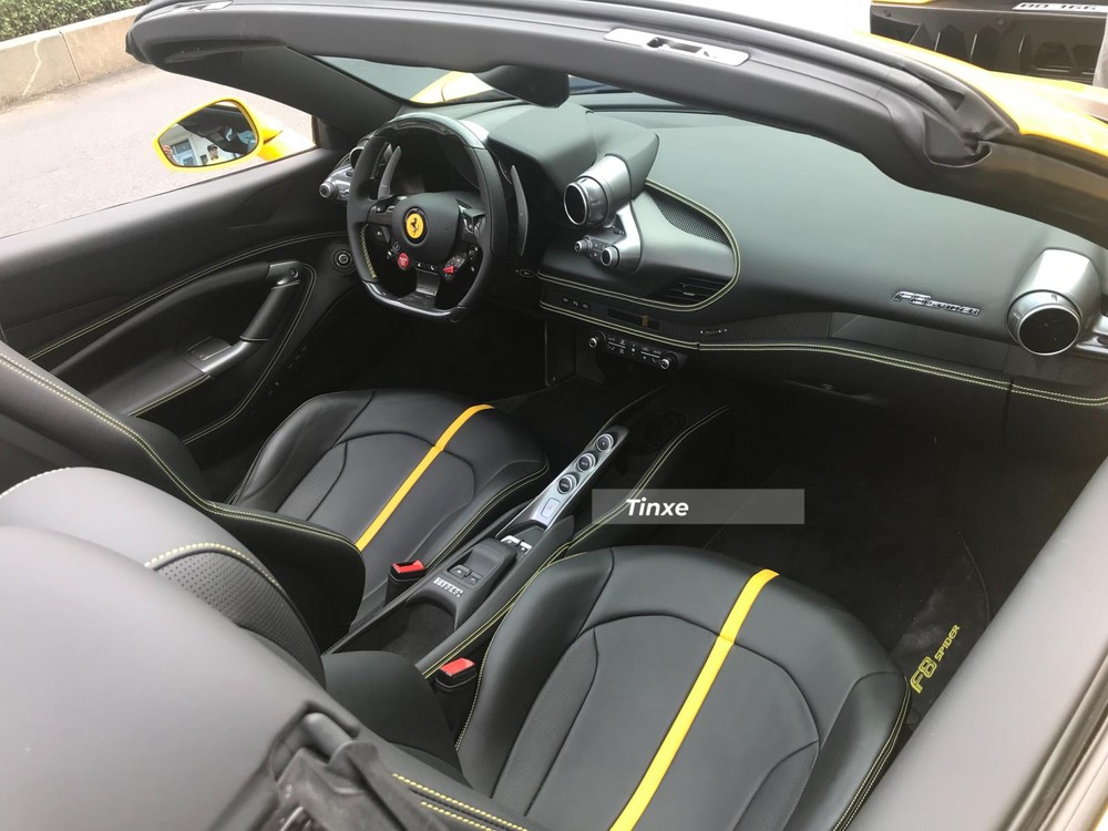 Nội thất chiếc Ferrari F8 Spider đầu tiên Việt Nam