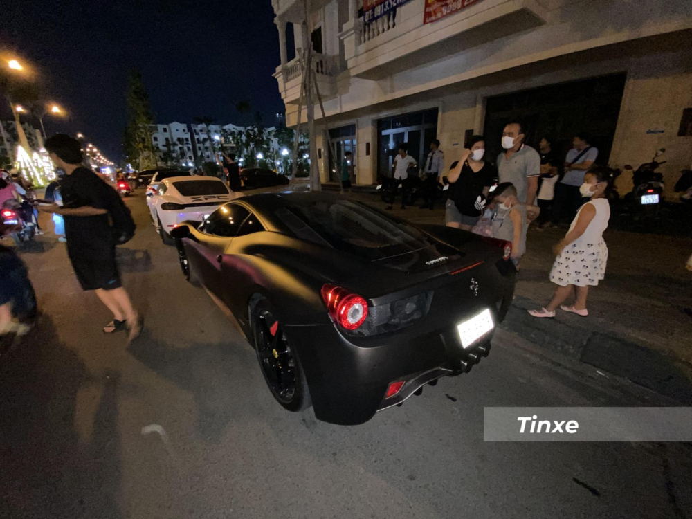 Hiện chiếc xe Ferrari 458 Italia này đã được thay áo đen nhám