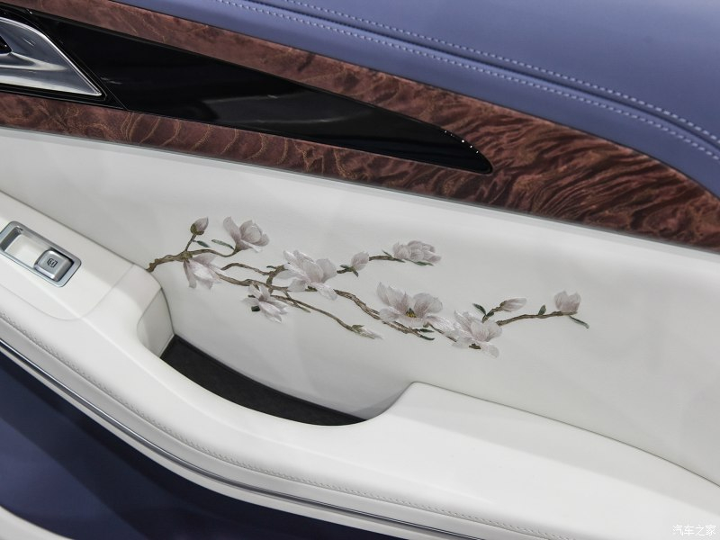 Mặt cửa của Hồng Kỳ H9+ White Magnolia Custom Edition