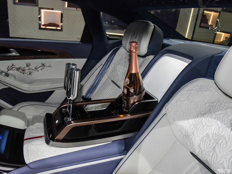 Chai champagne v&agrave; ly rượu trong Hồng Kỳ H9+ White Magnolia Custom Edition