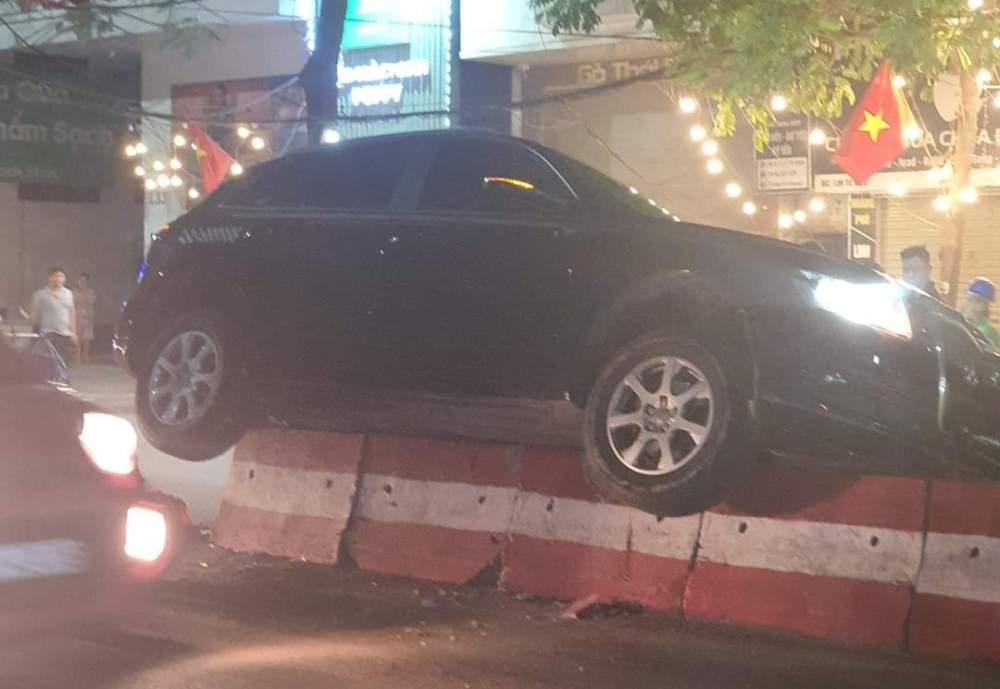 Chiếc xe Audi bị mắc kẹt tr&ecirc;n dải ph&acirc;n c&aacute;ch