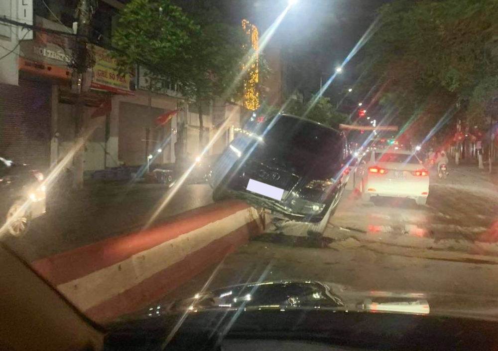 Hiện trường vụ tai nạn xe Audi v&agrave;o tối qua
