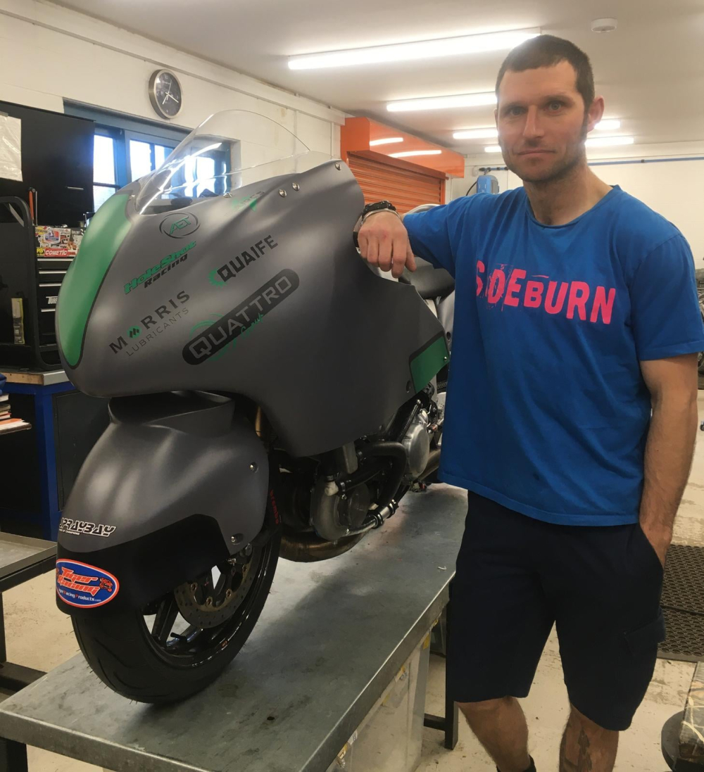 Guy martin bên cạnh Suzuki Hayabusa 860 mã lực Guy martin bên cạnh Suzuki Hayabusa 860 mã lực