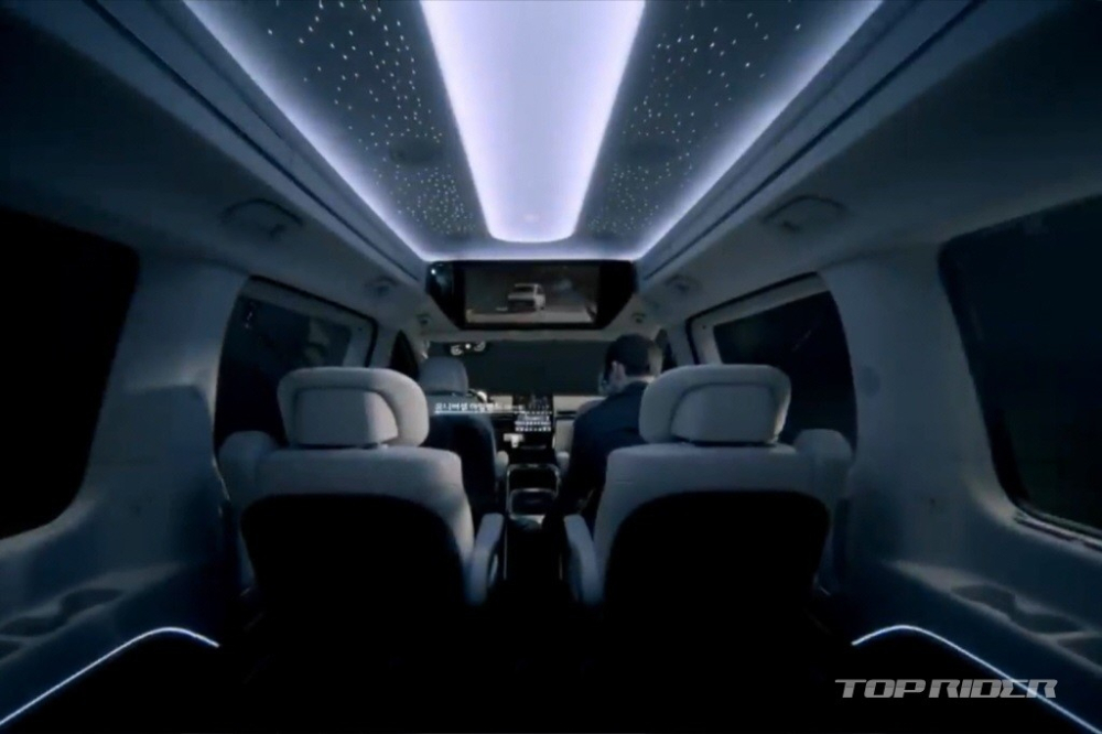 Trần xe gắn đ&egrave;n LED giống xe Rolls-Royce cũng l&agrave; điểm nhấn của Hyundai Staria Limousine 2021