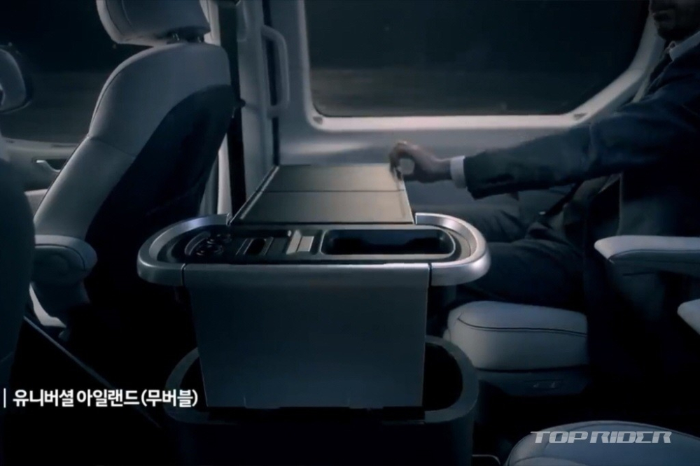 Cụm điều khiển trung t&acirc;m d&agrave;nh cho h&agrave;ng ghế thứ 2 của Hyundai Staria Limousine 2021