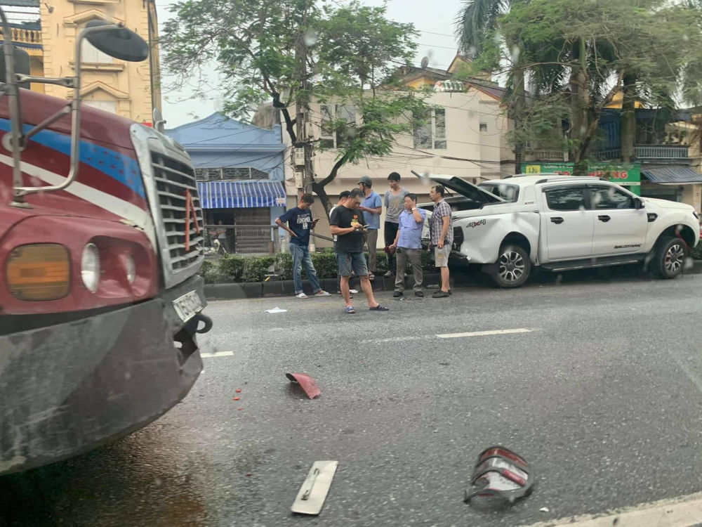 Cả hai chiếc xe đều bị hư hỏng sau vụ tai nạn