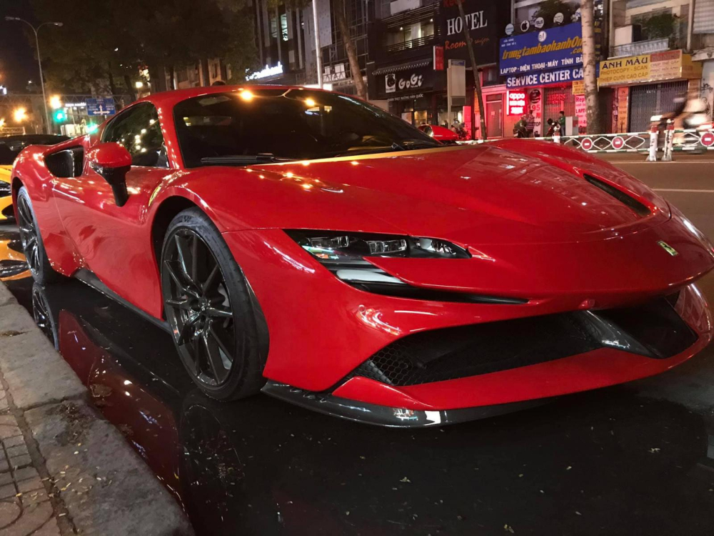 Chiếc Ferrari SF90 Stradale n&agrave;y của người chơi lan đột biến ở Củ Chi