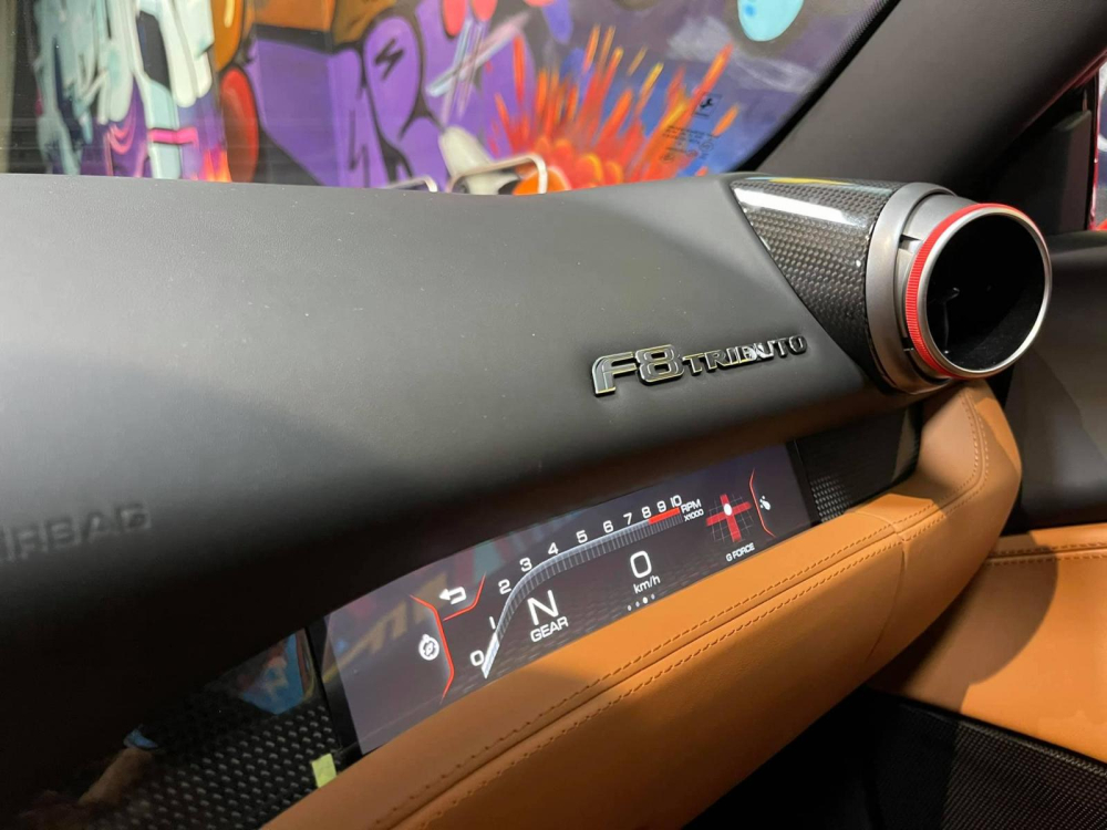 M&agrave;n h&igrave;nh cảm ứng 7 inch v&agrave; giao diện người d&ugrave;ng Human Machine Interface (HMI) của si&ecirc;u xe Ferrari F8 Tributo