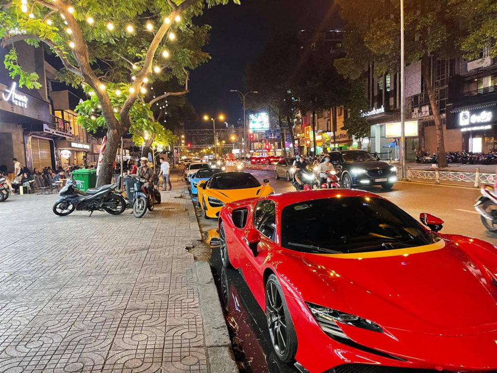 Trước đó, chiếc siêu xe Ferrari SF90 Stradale đầu tiên về nước đã được chủ nhân cho đăng ký biển số