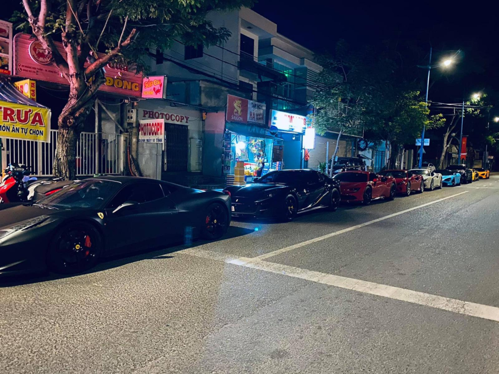 Ferrari SF90 Stradale đỗ sau chiếc si&ecirc;u xe Ferrari 812 Superfast m&agrave;u đen v&agrave; trước chiếc Ferrari 488 GTB m&agrave;u đỏ