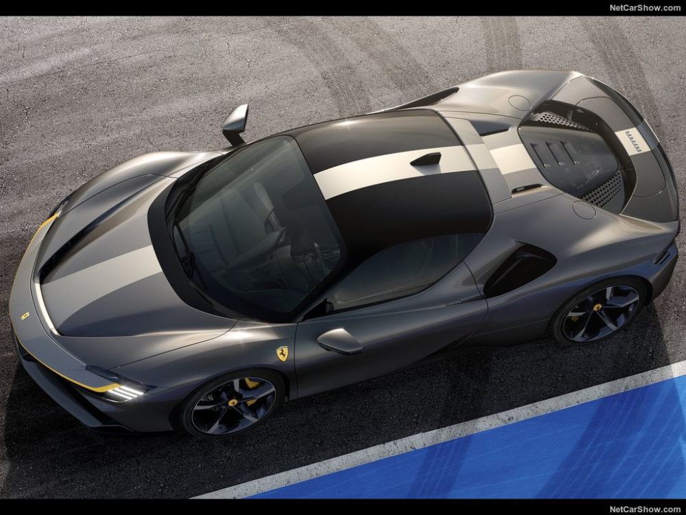 Siêu xe Ferrari SF90 Stradale nhìn từ trên cao