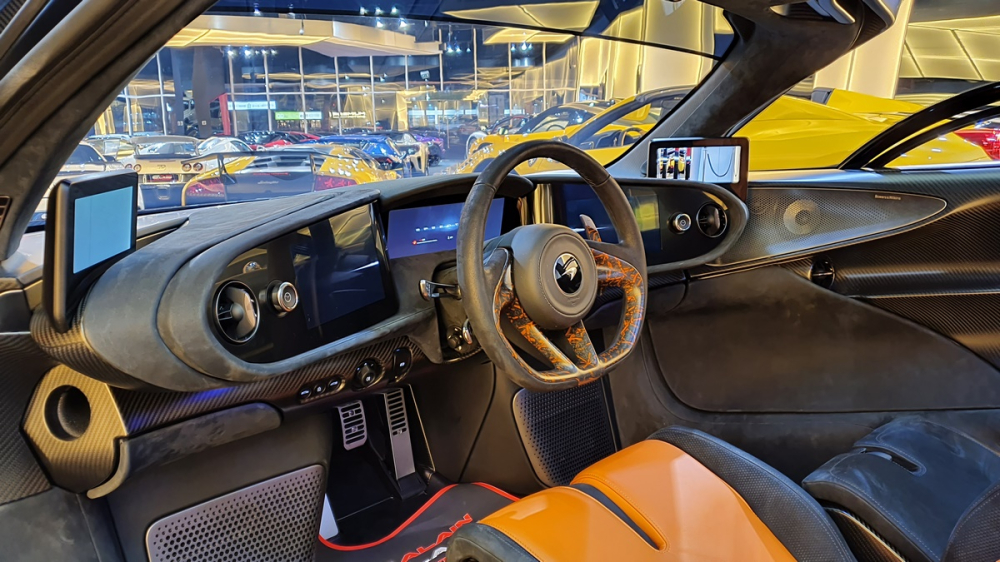 Nội thất si&ecirc;u xe McLaren Speedtail 3 chỗ ngồi đầu ti&ecirc;n đến đại l&yacute; Al Ain Class Motors