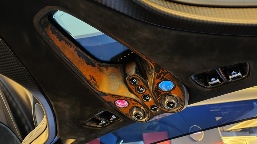 McLaren Speedtail c&oacute; nhiều c&ocirc;ng nghệ hiện đại, bảng điều khiển trung t&acirc;m bao gồm c&aacute;c n&uacute;t bấm chạy được đặt tr&ecirc;n cao