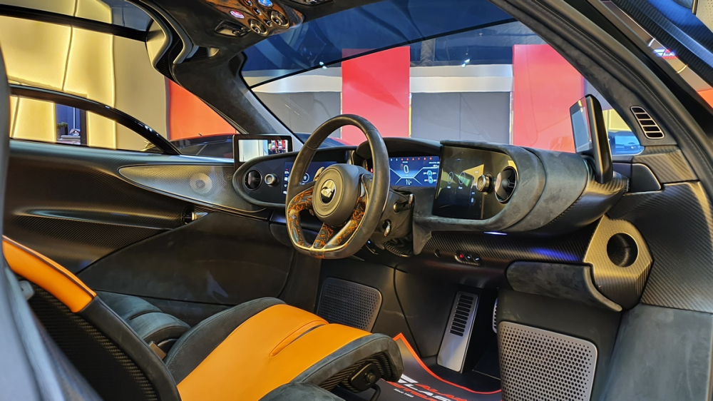 Ghế l&aacute;i của McLaren Speedtail được đặt ch&iacute;nh giữa