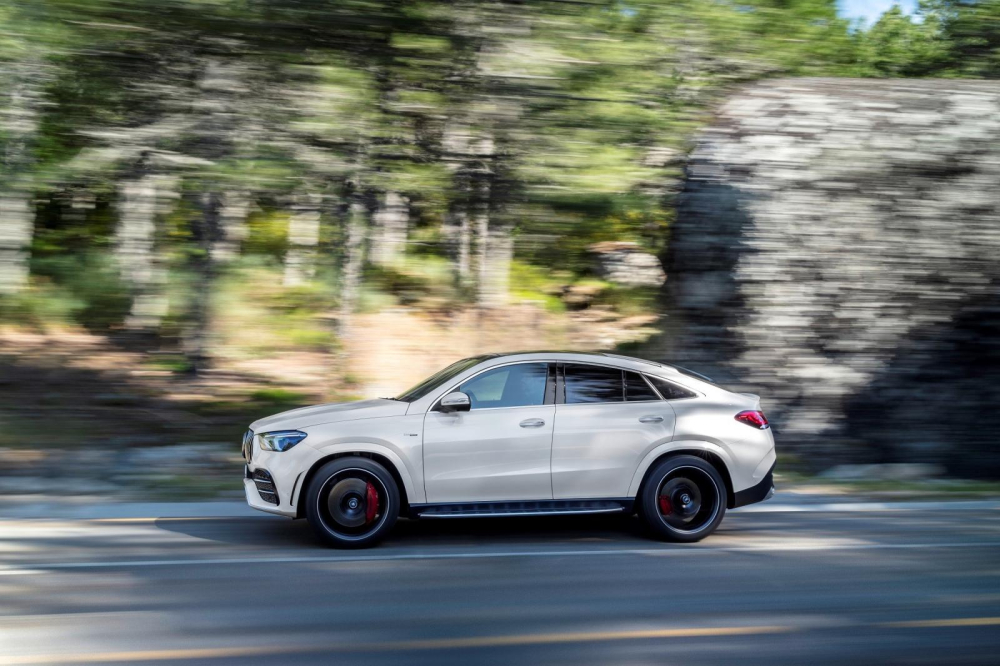 Mercedes-AMG GLE 53 4Matic+ Coupe 2021 có chiều dài 4.961mm, chiều rộng 1.999mm, dài hơn 39mm và rộng hơn 7mm so với chiếc GLE tiền nhiệm.