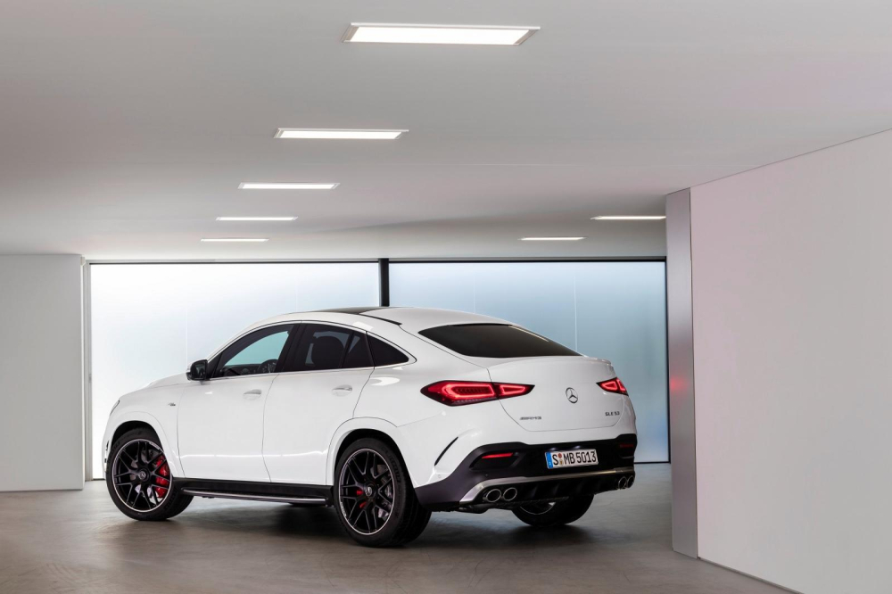 Đuôi xe thể thao với hệ thống ống xả kép AMG gồm 2 pô mỗi bên, đi kèm cả tính năng điều chỉnh âm thanh.