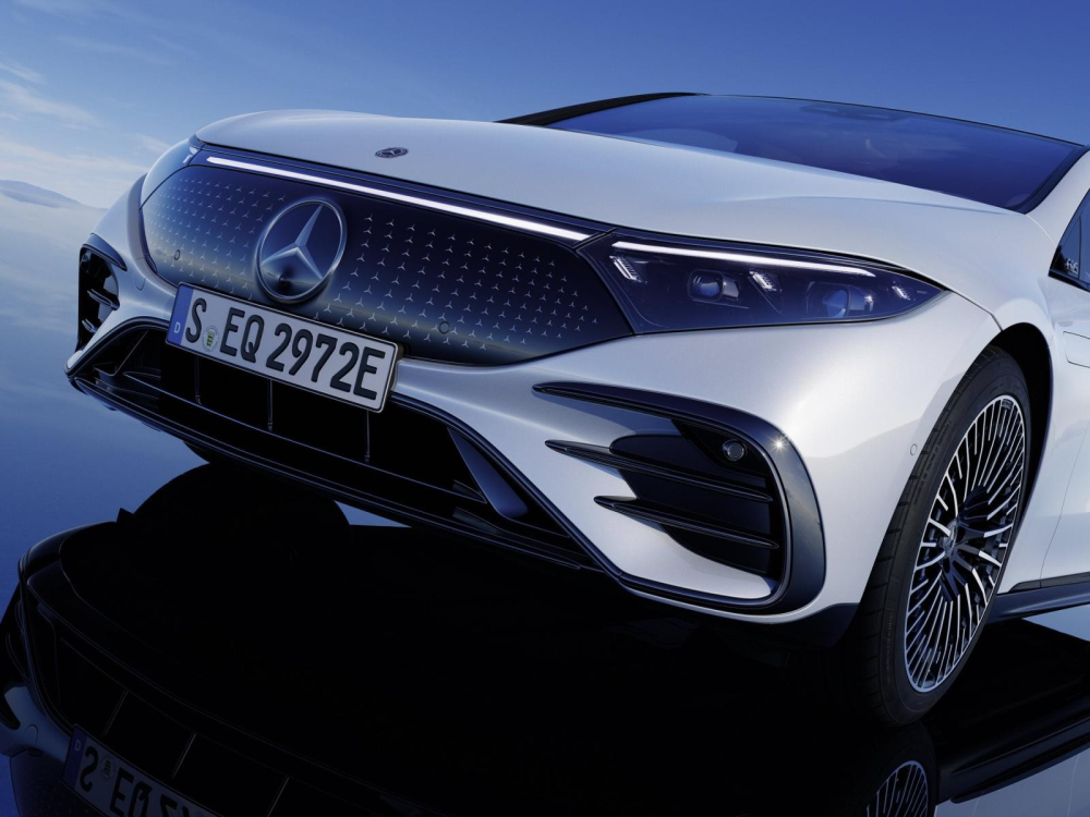 Phần đầu xe của Mercedes-Benz EQS được thiết kế hơi hướng hiện đại nhưng kh&ocirc;ng l&agrave;m mất đi gi&aacute; trị truyền thống.