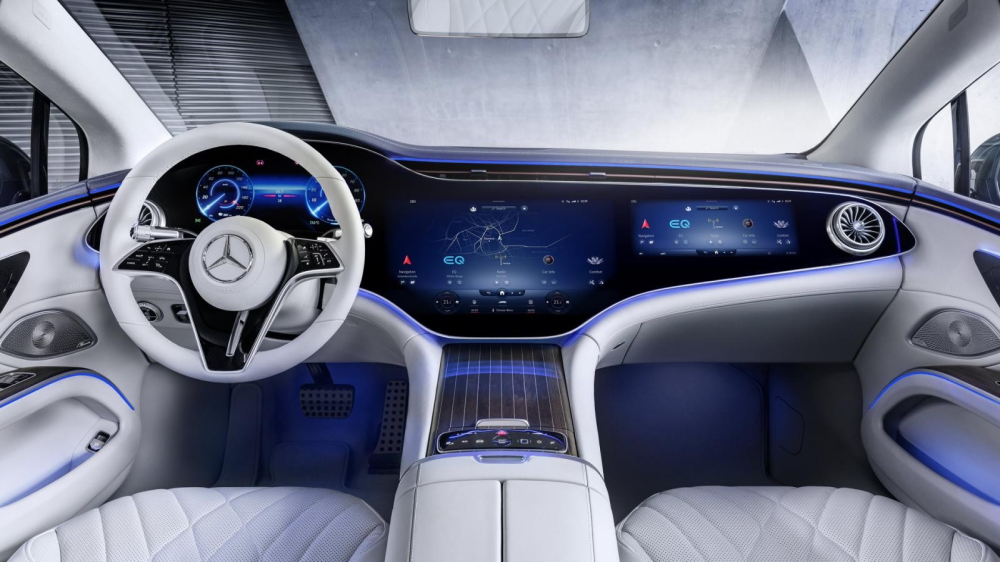Nội thất ấn tượng của Mercedes-Benz EQS với m&agrave;n h&igrave;nh Hyperscreen chỉ xuất hiện tr&ecirc;n bản cao cấp.