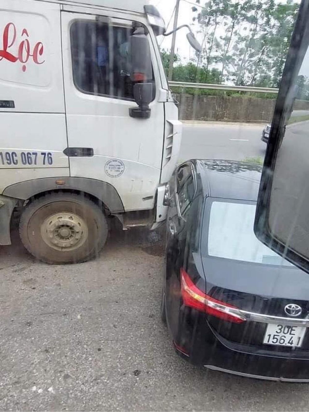 Cả hai chiếc ô tô đều bị hư hỏng sau vụ tai nạn